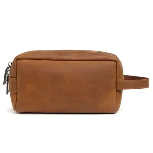 Comparative table of leather toiletry bag manufacturing standards showing Bearky's 2.5mm thickness vs market average